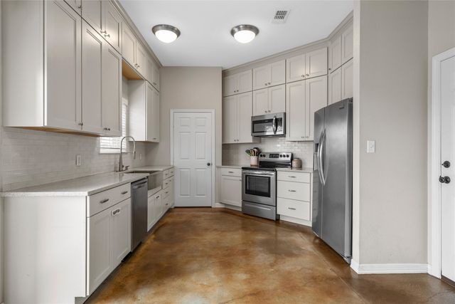 275 N Quail Run Drive, West, TX 76691