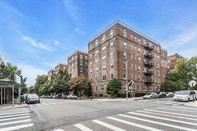 9945 67th Rd Apt 422, New York City, NY 11375