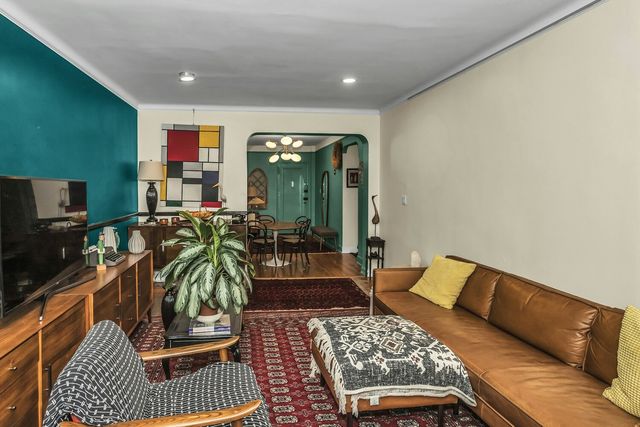 9945 67th Rd Apt 422, New York City, NY 11375