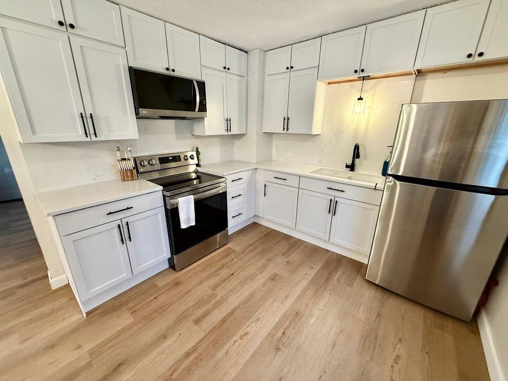 1224 Winnetka Avenue N, Golden Valley, MN 55427