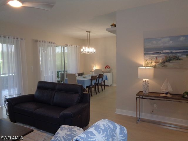 558 Vintage Reserve LN B, Naples, FL 34119