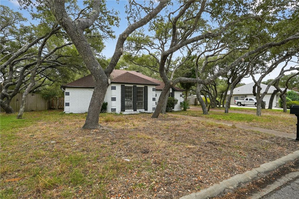 107 Cherry Hills Dr, Rockport, TX 78382 — exterior