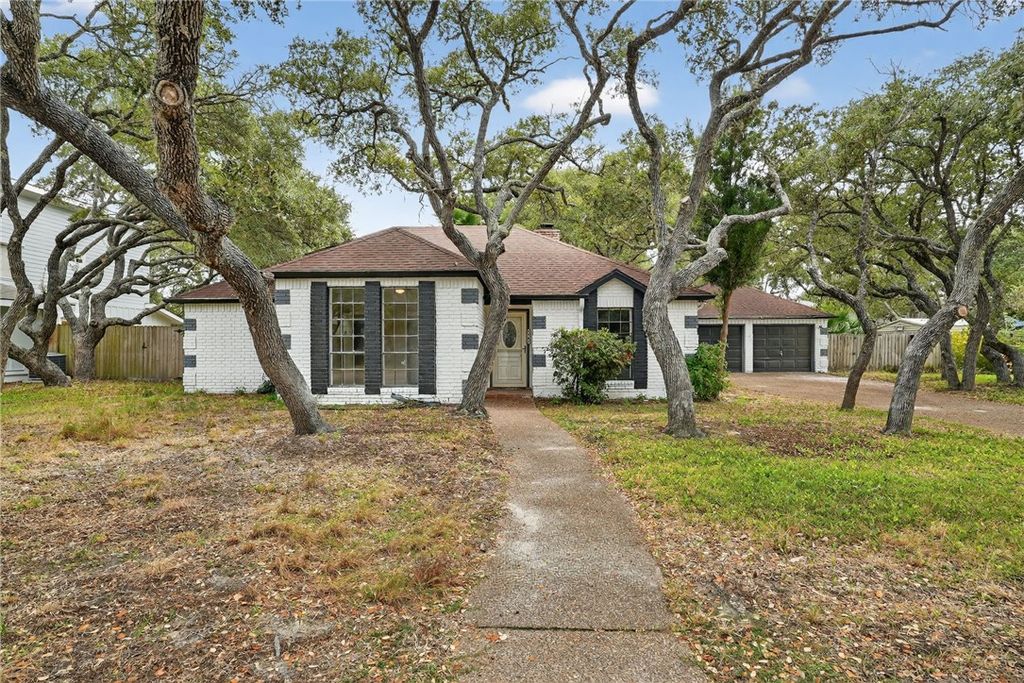107 Cherry Hills Dr, Rockport, TX 78382 — photo 2