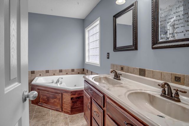 1603 E Cedar Tree St, Park City, KS 67219