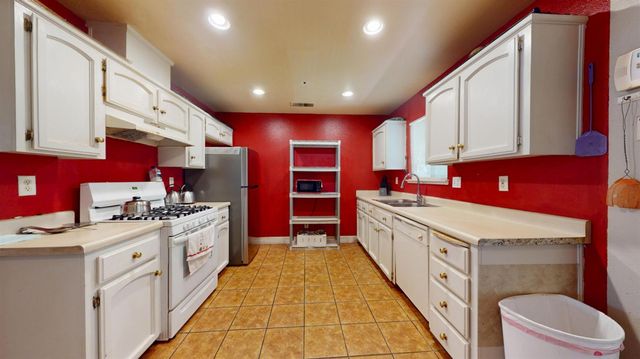13745 E Bulah Avenue, Parlier, CA 93648