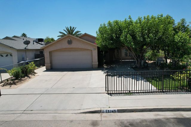 13745 E Bulah Avenue, Parlier, CA 93648