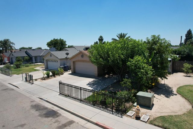 13745 E Bulah Avenue, Parlier, CA 93648