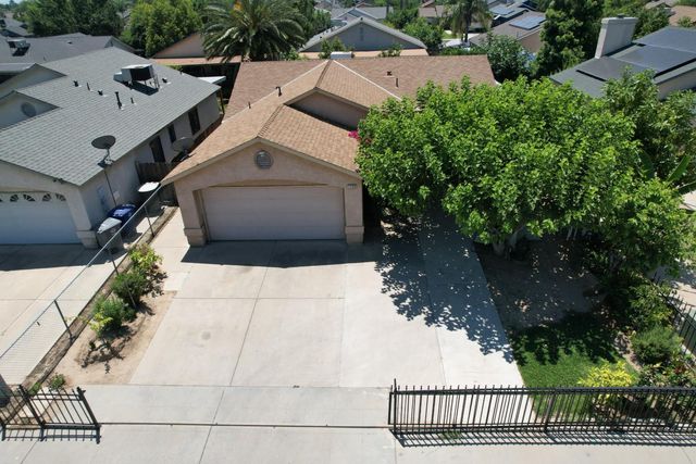 13745 E Bulah Avenue, Parlier, CA 93648
