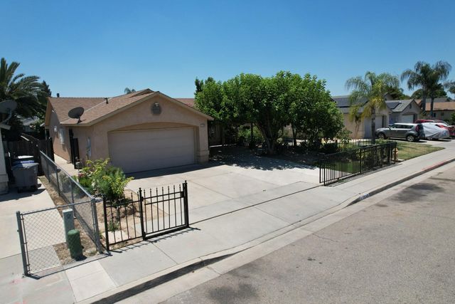 13745 E Bulah Avenue, Parlier, CA 93648