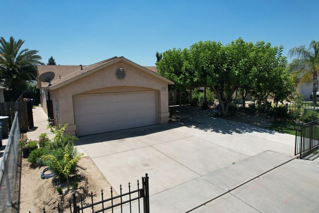 13745 E Bulah Avenue, Parlier, CA 93648