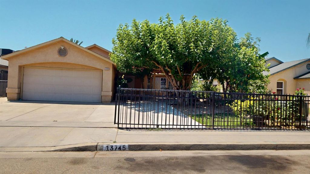 13745 E Bulah Avenue, Parlier, CA 93648