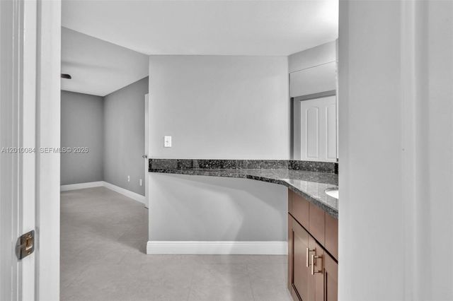 2881 N Oakland Forest Dr 105, Oakland Park, FL 33309