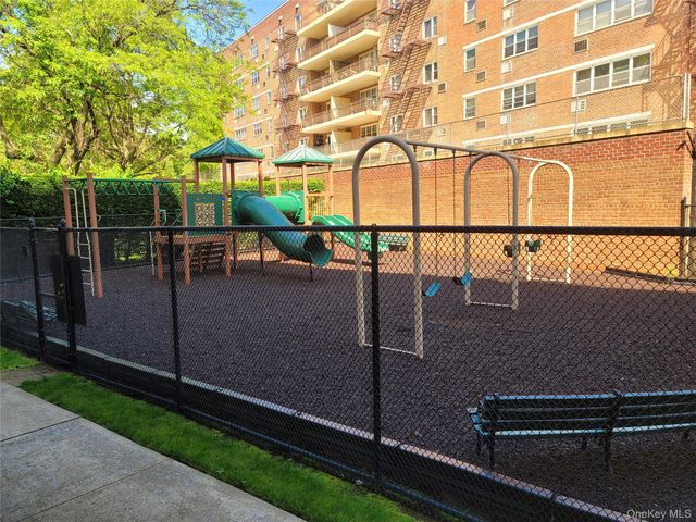 88-25 155th Ave 3M, Howard Beach, NY 11414