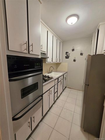 88-25 155th Ave 3M, Howard Beach, NY 11414