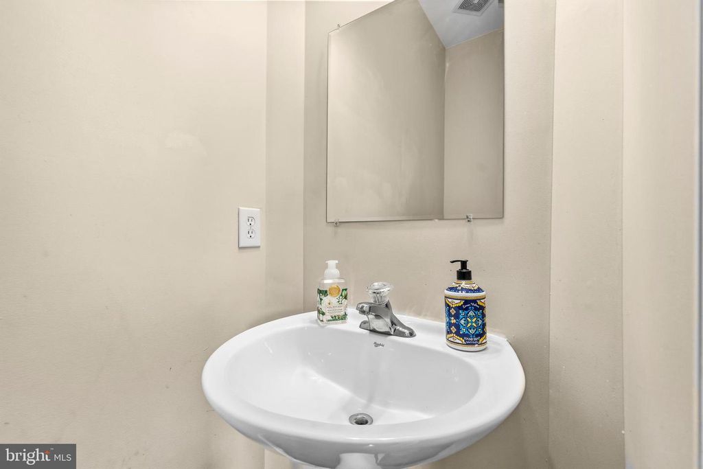 Image 15 of property listing at 10 FIONA WAY, Brunswick, MD 21758