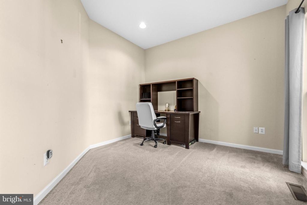 Image 3 of property listing at 10 FIONA WAY, Brunswick, MD 21758