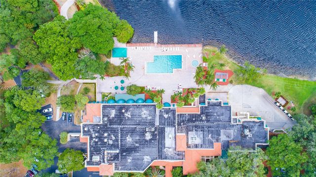 9460 Poinciana Pl 310, Davie, FL 33324