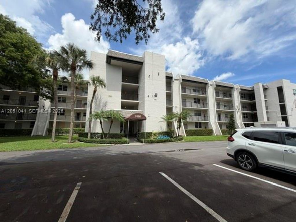 9460 Poinciana Pl 310, Davie, FL 33324