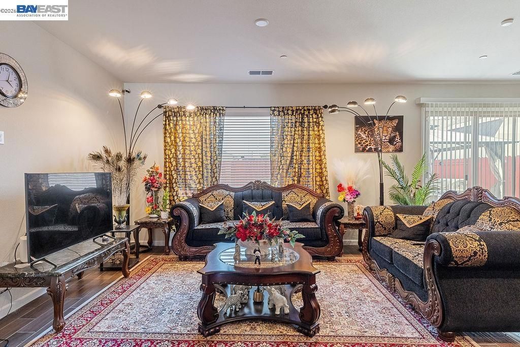 Image 2 of property listing at 910 Fargo St, Stockton, CA 95204