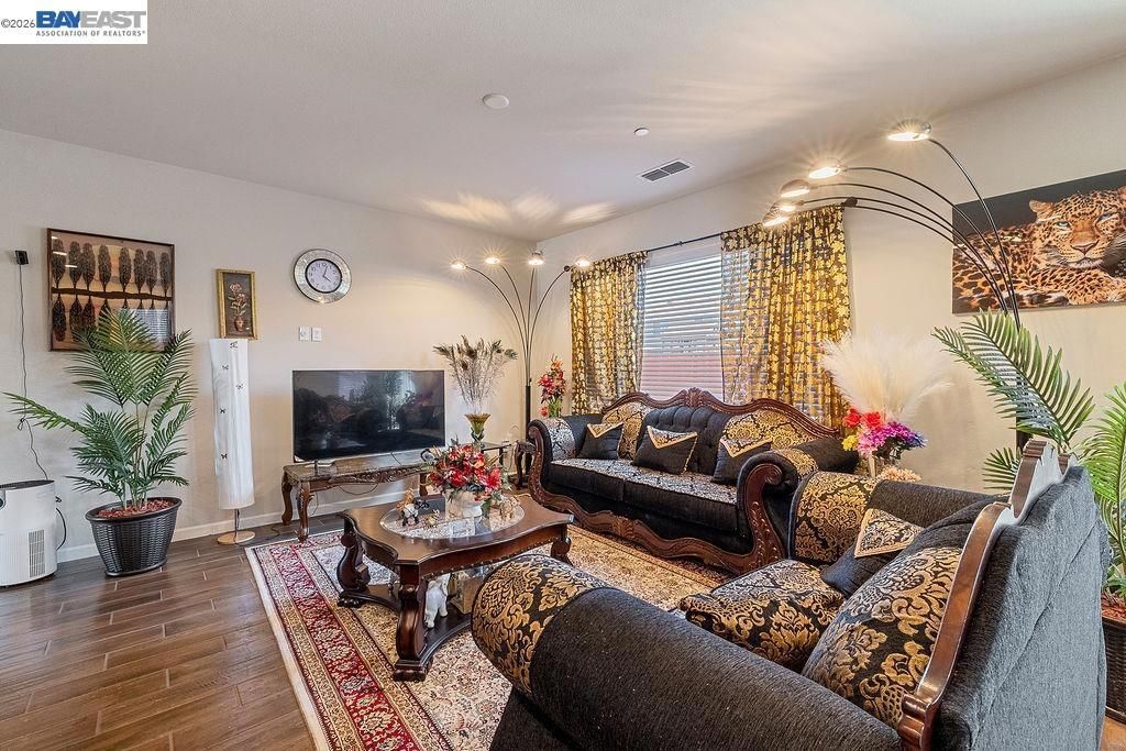Image 3 of property listing at 910 Fargo St, Stockton, CA 95204