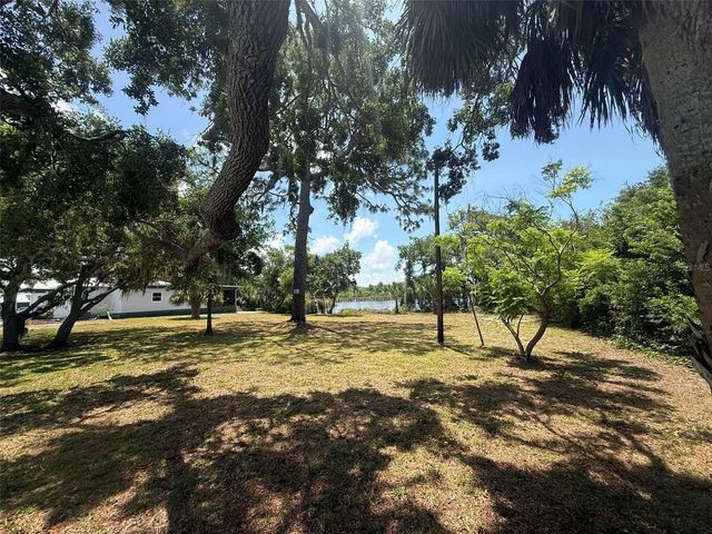 1105 ASHLAND, Tarpon Springs, FL 34689