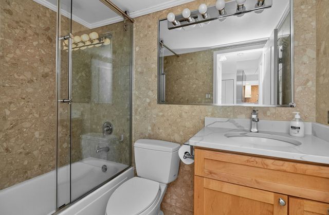 6340 AMERICANA Drive 606, Willowbrook, IL 60527