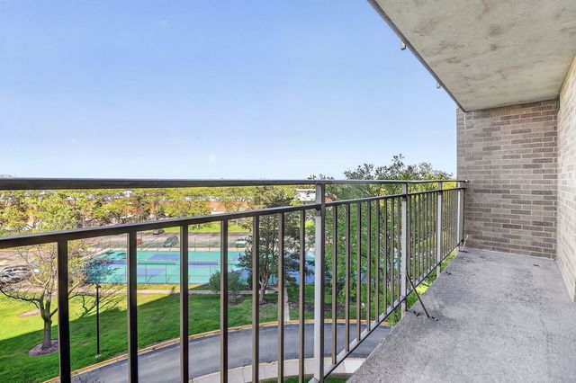 6340 AMERICANA Drive 606, Willowbrook, IL 60527