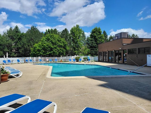 6340 AMERICANA Drive 606, Willowbrook, IL 60527