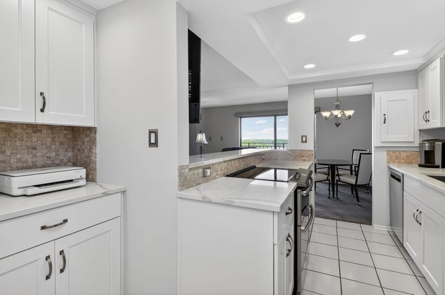 6340 AMERICANA Drive 606, Willowbrook, IL 60527