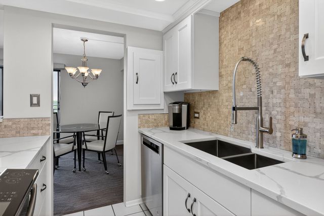 6340 AMERICANA Drive 606, Willowbrook, IL 60527