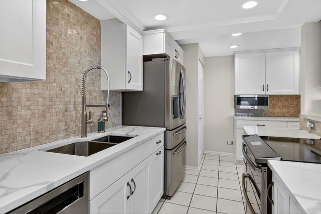 6340 AMERICANA Drive 606, Willowbrook, IL 60527