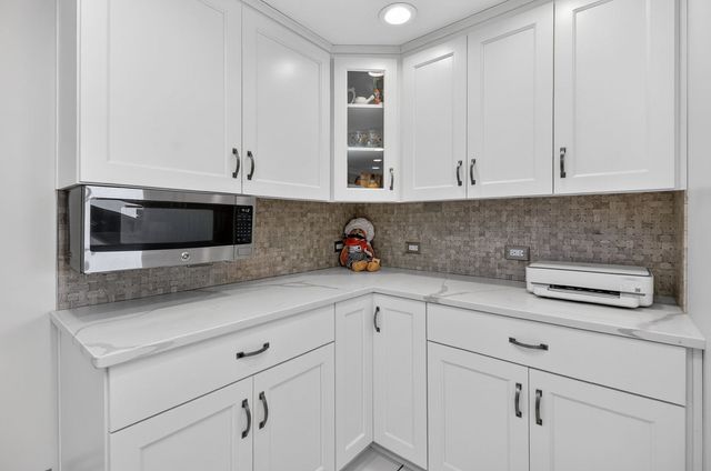 6340 AMERICANA Drive 606, Willowbrook, IL 60527