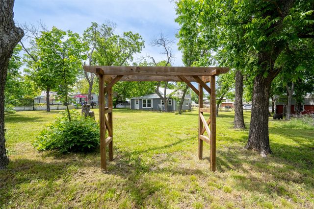 167 W Ross Street, Walnut Springs, TX 76690