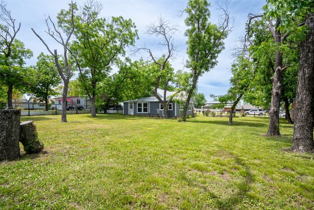 167 W Ross Street, Walnut Springs, TX 76690
