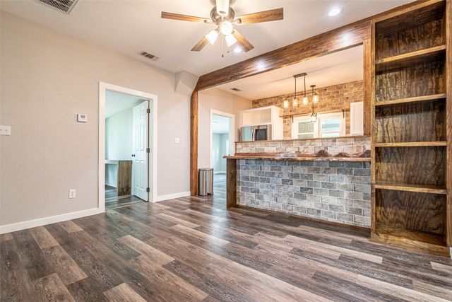 167 W Ross Street, Walnut Springs, TX 76690