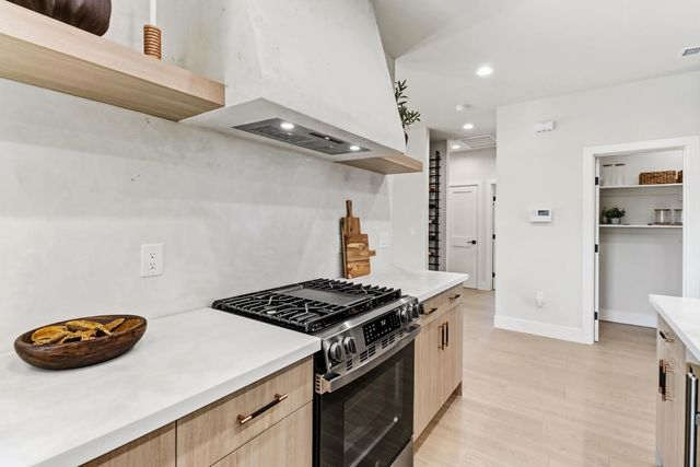 710 Hillcrest Ave, Roseville, CA 95678