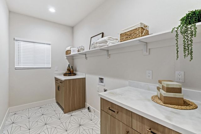 710 Hillcrest Ave, Roseville, CA 95678