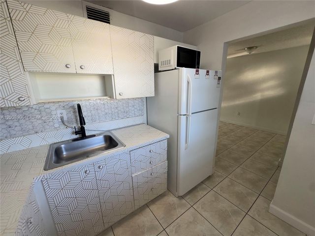 1725 W 60th St F330, Hialeah, FL 33012