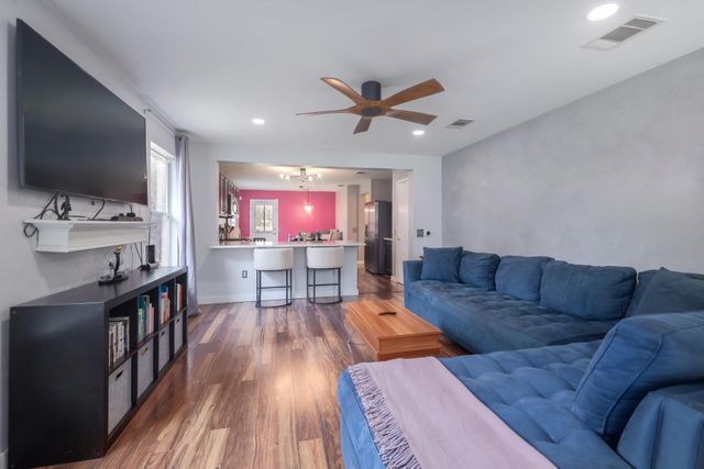 8804 Dittmar Oaks DR, Austin, TX 78748