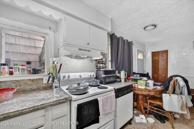 2212 Auburn Avenue, Holt, MI 48842