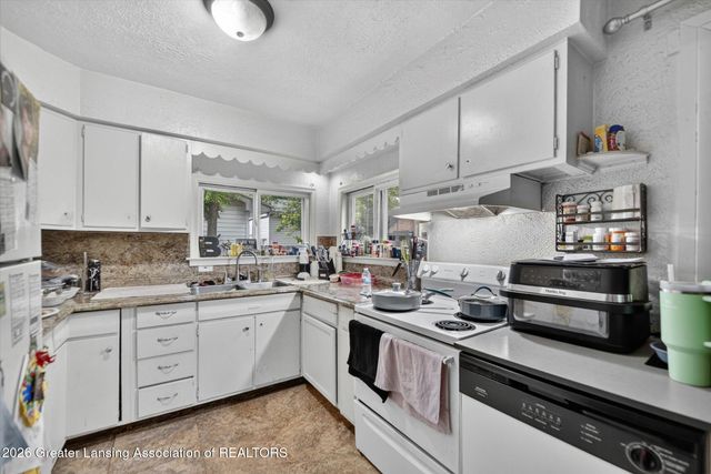 2212 Auburn Avenue, Holt, MI 48842