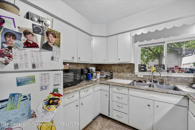 2212 Auburn Avenue, Holt, MI 48842