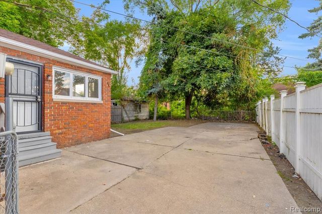 18458 Snowden Street, Detroit, MI 48235