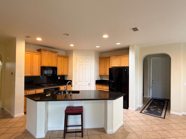 1161 Bronco Dr, Plumas Lake, CA 95961