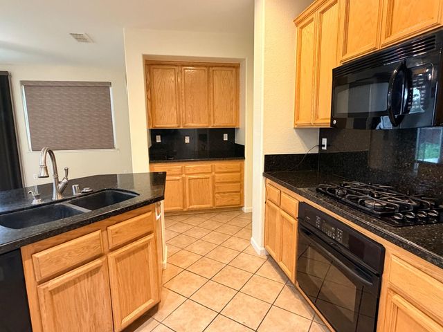 1161 Bronco Dr, Plumas Lake, CA 95961