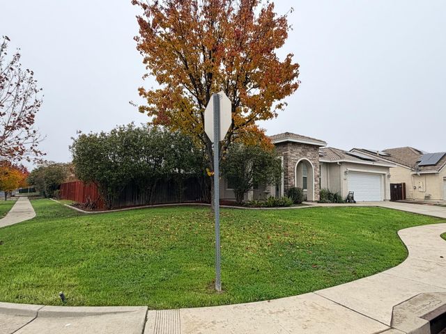 1161 Bronco Dr, Plumas Lake, CA 95961