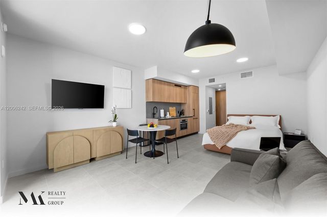 121 NE 5 2700, Miami, FL 33132