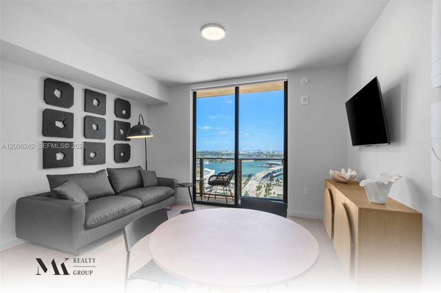 121 NE 5 2700, Miami, FL 33132