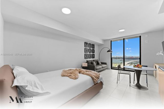 121 NE 5 2700, Miami, FL 33132