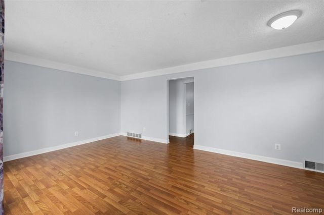 140 Hubbard Street, Garden City, MI 48135